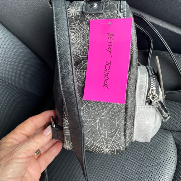 BETSEY JOHNSON MINI SPIDERWEB DOG BACKPACK - Picture 5 of 6